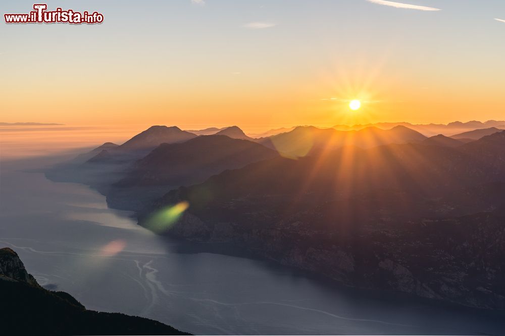 Immagine Tramonto sul Lago di GArdo dal Monte Baldo, sopra Brentonico