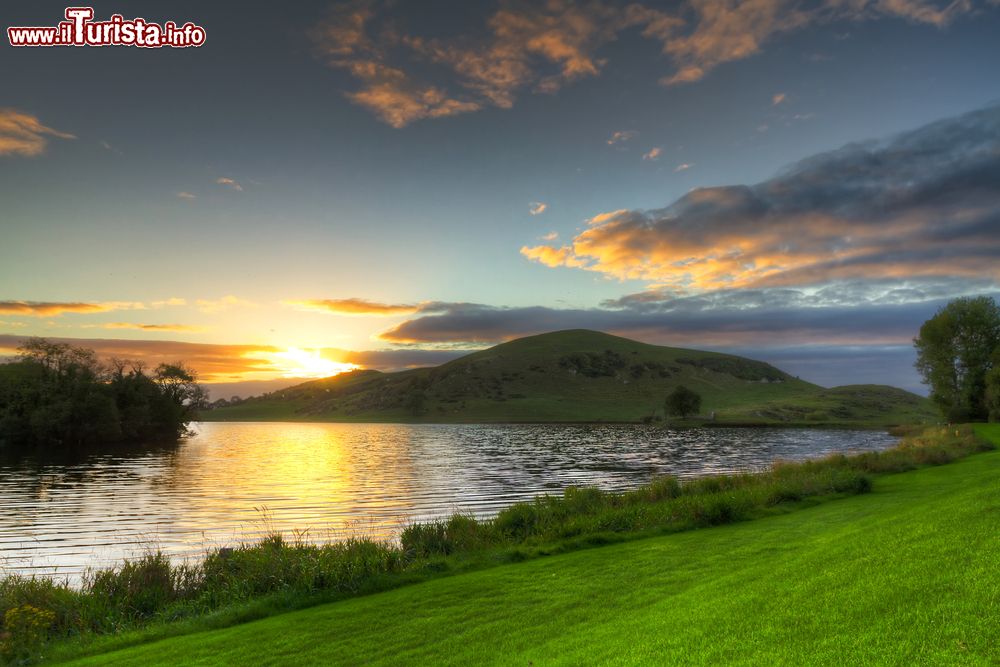 Immagine Tramonto sul lago Lough Gur a Limerick, Irlanda. Uno scenario idilliaco offerto da questo bacino d'acqua famoso per i ritrovamenti preistorici effettuati nelle zone vicine alle sue sponde.