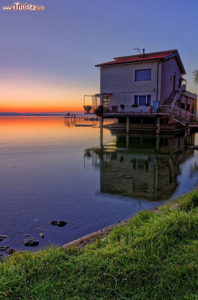 Immagine Tramonto sul Lago Trasimeno nei pressi di San Feliciano in Umbria