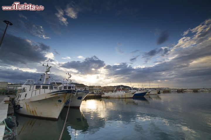 Immagine Tramonto sul porto da pesca di San Benedetto del Tronto, Marche - © 206034526 / Shutterstock.com