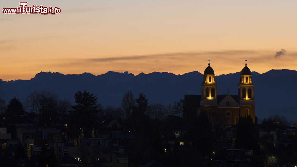 Immagine Tramonto sul quartiere di Capitol Hill a Seattle, Washington, con i monti sullo sfondo. L'area confina con il Lake View Cemetery dove sono sepolti i padri fondatori della città e Bruce Lee.