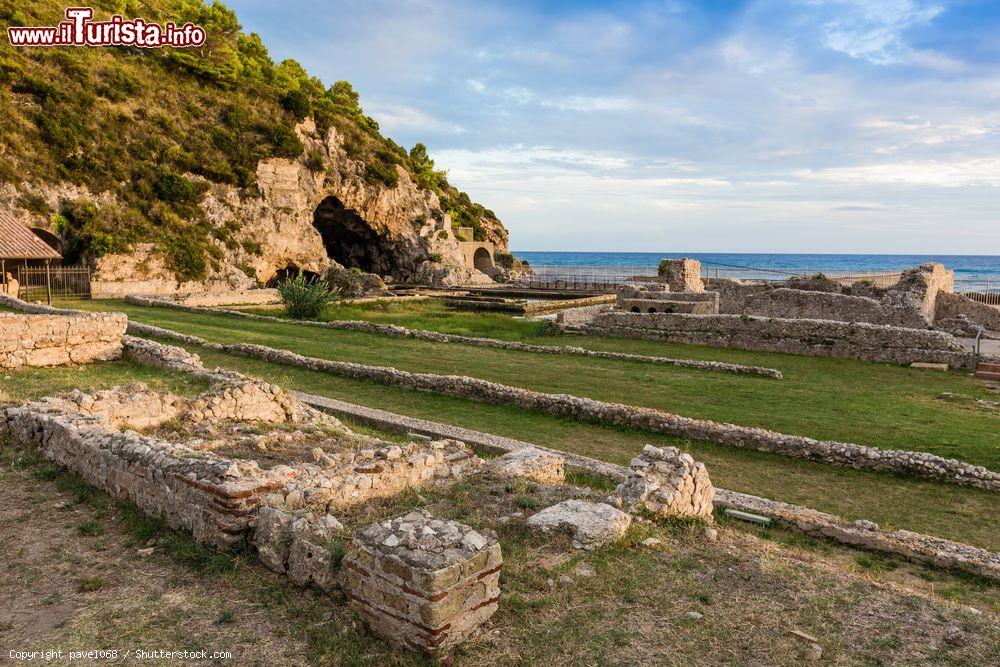 Immagine Tramonto sul sito archeologico della Villa e Grotta di Tiberio a Sperlonga - © pavel068 / Shutterstock.com