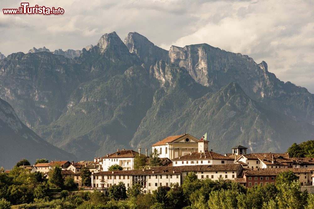 Immagine Tramonto sul villaggio di Mel, Dolomiti, Veneto. Il borgo vanta origini antichissime: i primi abitanti si stabilirono in questi territori attorno all'VIII° secolo a.C.