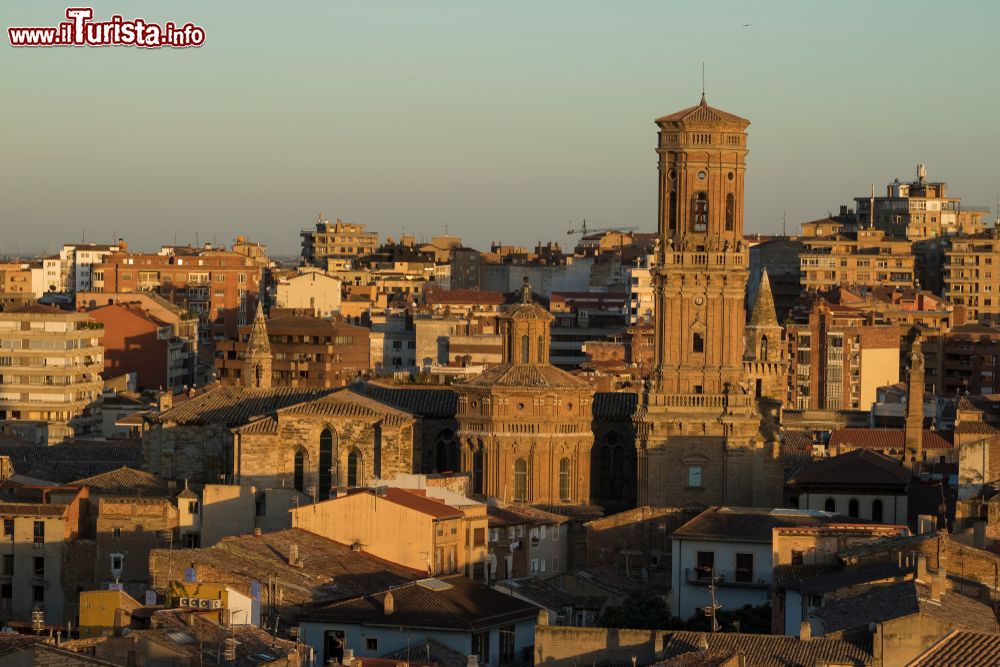 Immagine Tramonto sul villaggio di Tudela, provincia di Navarra, Spagna. Dominata dagli arabi fra il 716 e il 1114, la città ha poi visto convivere all'interno degli stessi confini arabi, cristiani e ebrei.