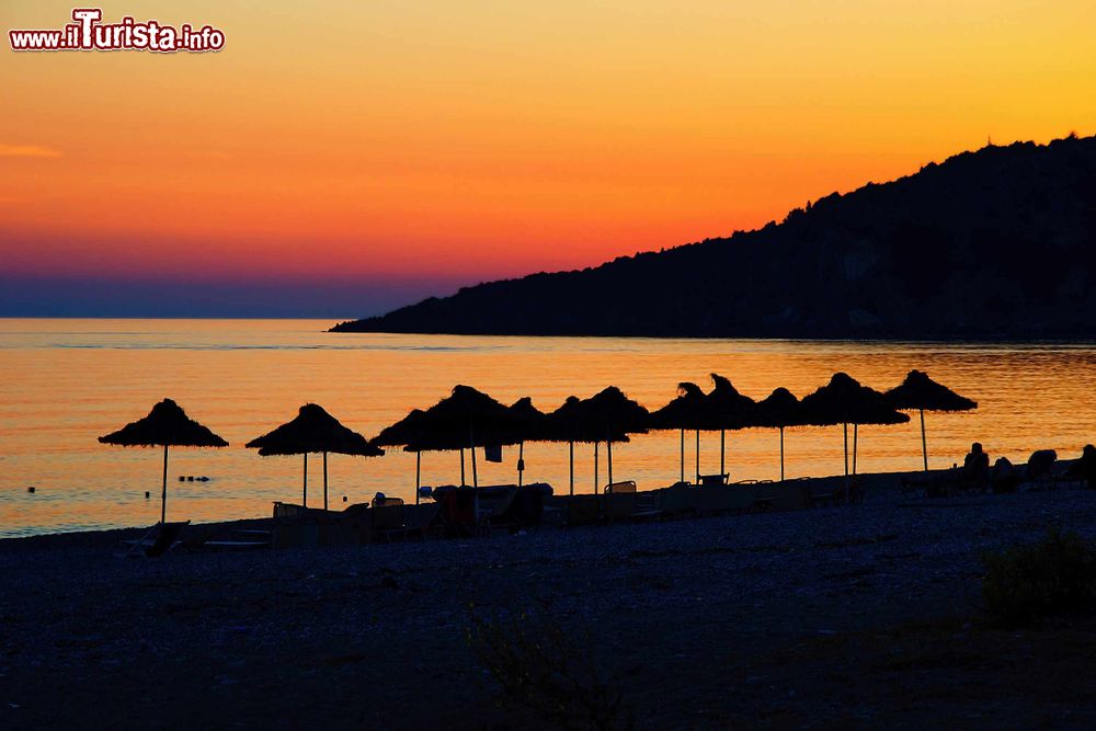 Immagine Tramonto sulla bella spiaggia di Himare in Albania