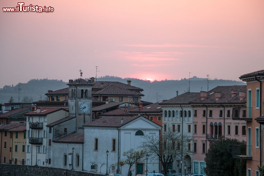 Immagine Tramonto sulla città di Pescantina, provincia di Verona, Veneto.