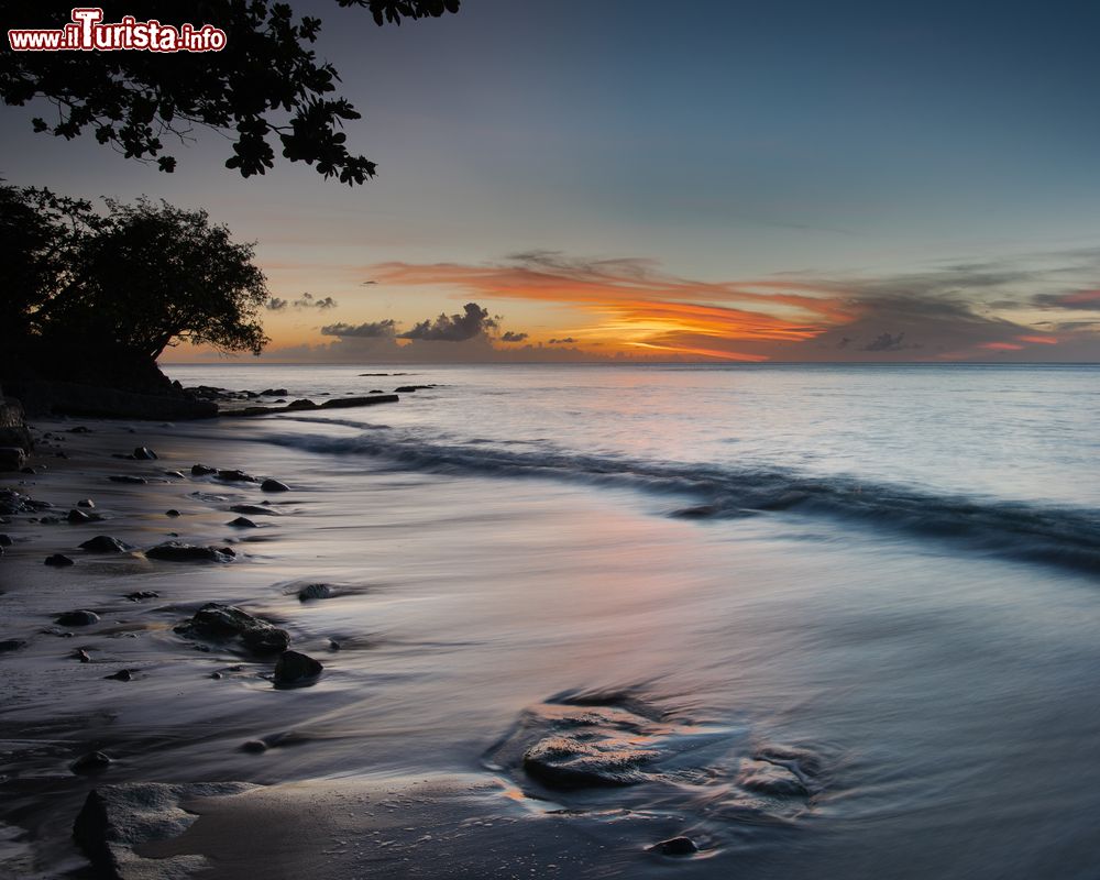 Immagine Tramonto sulla costa di Choc Bay a Santa Lucia (Saint Lucia), Caraibi.