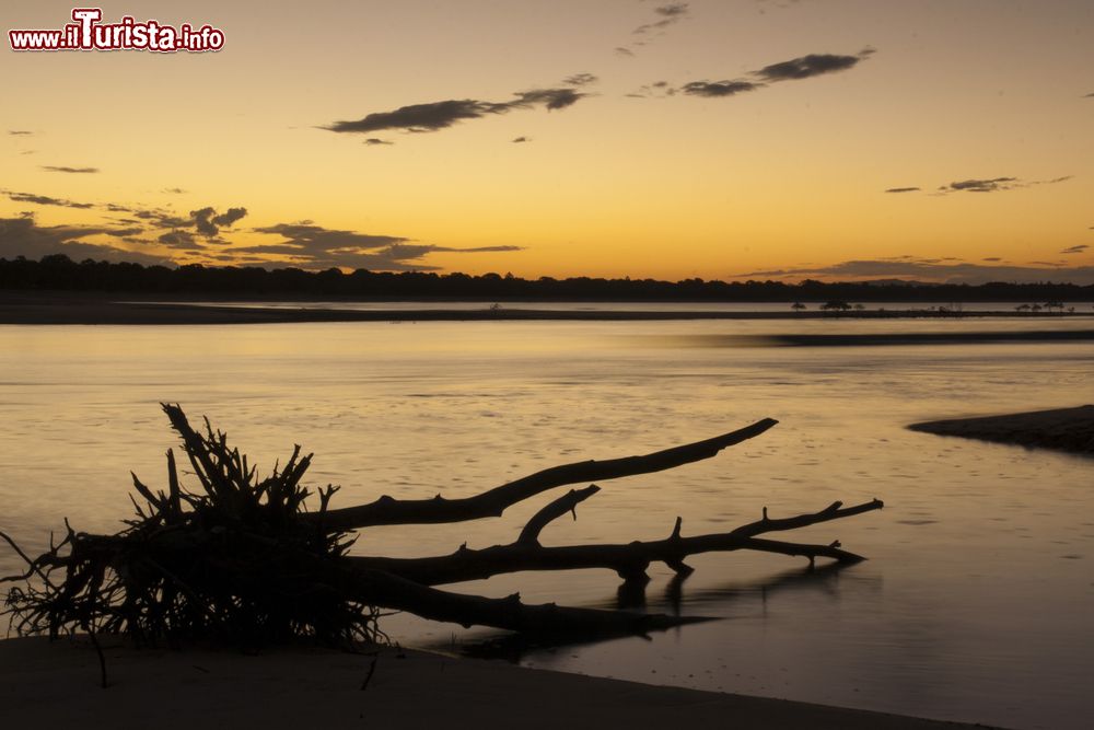 Immagine Tramonto sulla spiaggia a Mackay, Australia. Per chi è alla ricerca di un luogo dalla natura ancora incontaminata questo angolo di Queensland è da non perdere.