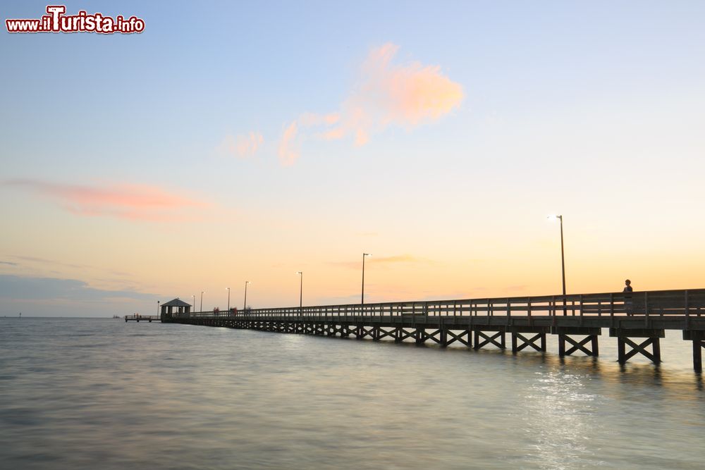 Immagine Tramonto sulla spiaggia di Biloxi, Mississipi, lungo la costa del golfo del Messico.