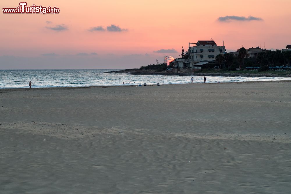 Immagine Tramonto sulla spiaggia di Donnalucata in Sicilia, provincia di Ragusa