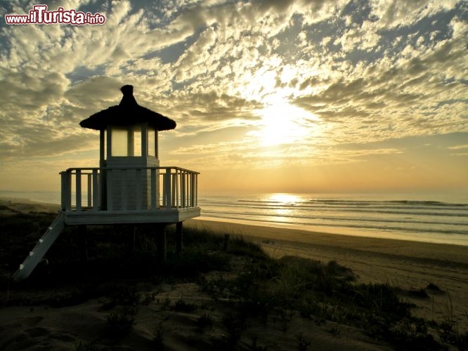 Immagine Tramonto sulla spiaggia marocchina di Mazagan, El Jadida. Nei pressi dell'antica città fortificata costruita dai portoghesi nel XVI° secolo, sorge un nuovo polo del divertimento, una sorta di cittadella turistica a 5 stelle.