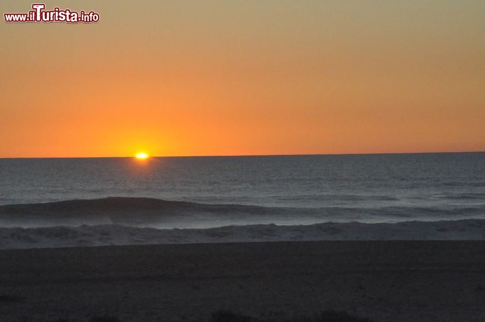 Immagine Tramonto sull'Oceano Atlantico a Nazaré in Portogallo.