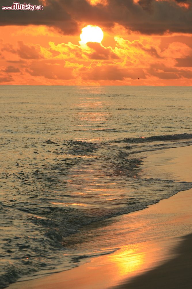 Immagine Tramonto sull'Oceano Indiano a Denis Island, Seychelles. Per chi cerca romanticismo e bellezza naturale questa piccola isola è la destinazione perfetta.