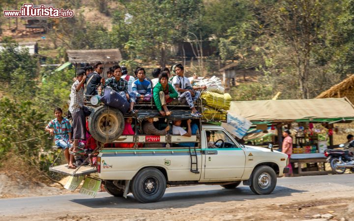 Immagine Trasporti pubblici a Bagan, Myanmar. All'interno del veicolo ma anche sul portapacchi: per spostarsi a Bagan ci si organizza così, merci e persone tutti assieme - © jakubtravelphoto / Shutterstock.com