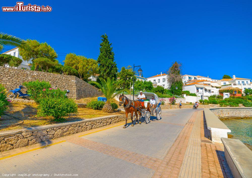 Immagine Trasporto a cavallo sull'isola di Spetses, Golfo Saronico, Grecia. Qui il trasporto pubblico è fornito solo da carrozze trainate da cavalli: anche per via delle piccole dimensioni dell'isola stessa, non circolano autoveicoli ma solo ciclomotori - © imagIN.gr photography / Shutterstock.com