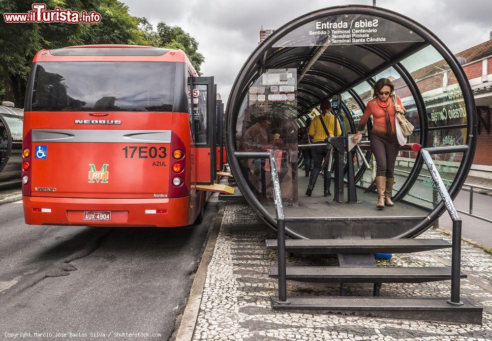 Immagine Trasporto pubblico a Curitiba, Brasile. Le caratteristiche pensiline dei bus sono uno dei simboli della città nello stato del Paranà e rappresentano un vero e proprio modello per tutto il paese - © Marcio Jose Bastos Silva / Shutterstock.com