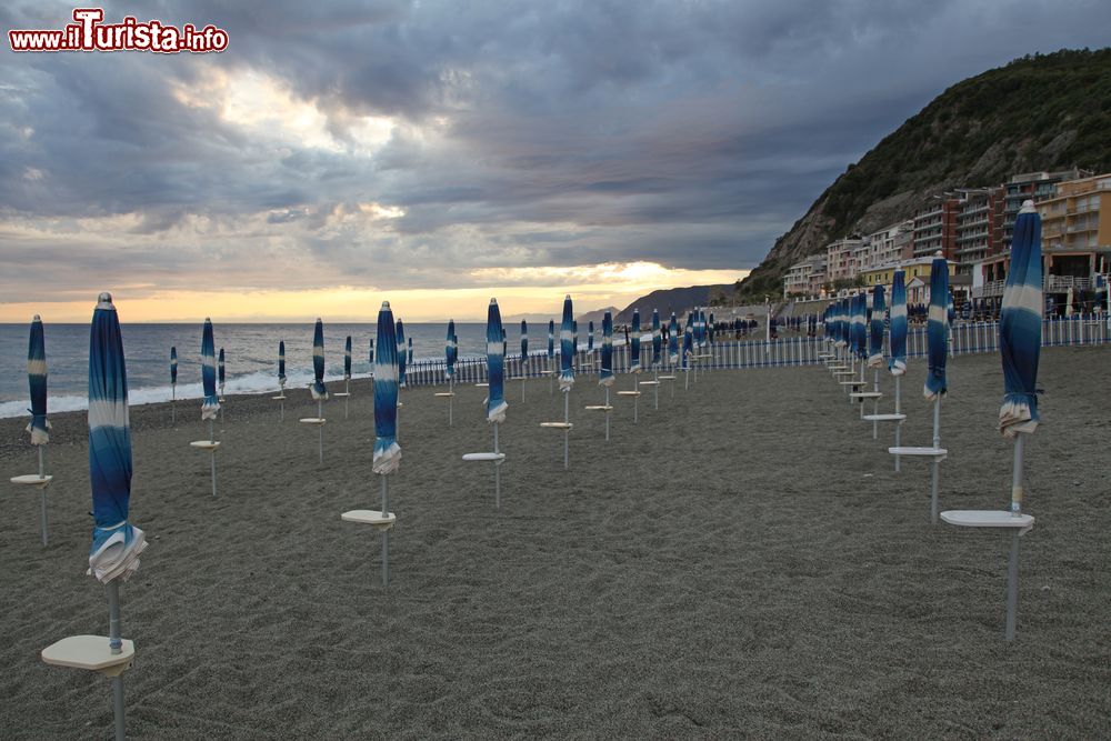 Immagine Un tratto del litorale di Moneglia, Liguria, al calar del sole. La particolarità delle spiagge di questa località è di essere di sabbia fine e di colore bianco a differenza di molte altre prevalentemente scogliose e di ciottoli.