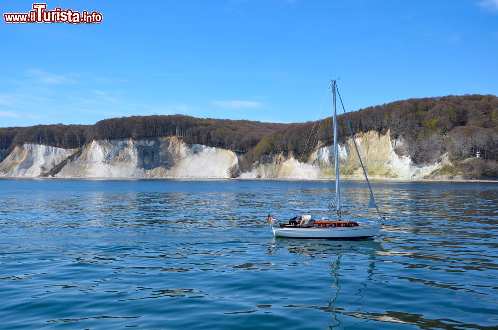 Immagine Un tratto della costa dell'isola di Ruegen (Meclemburgo-Pomerania) con le celebri scogliere bianche. E' una delle aree preferite dagli appassionati di hiking e trekking.