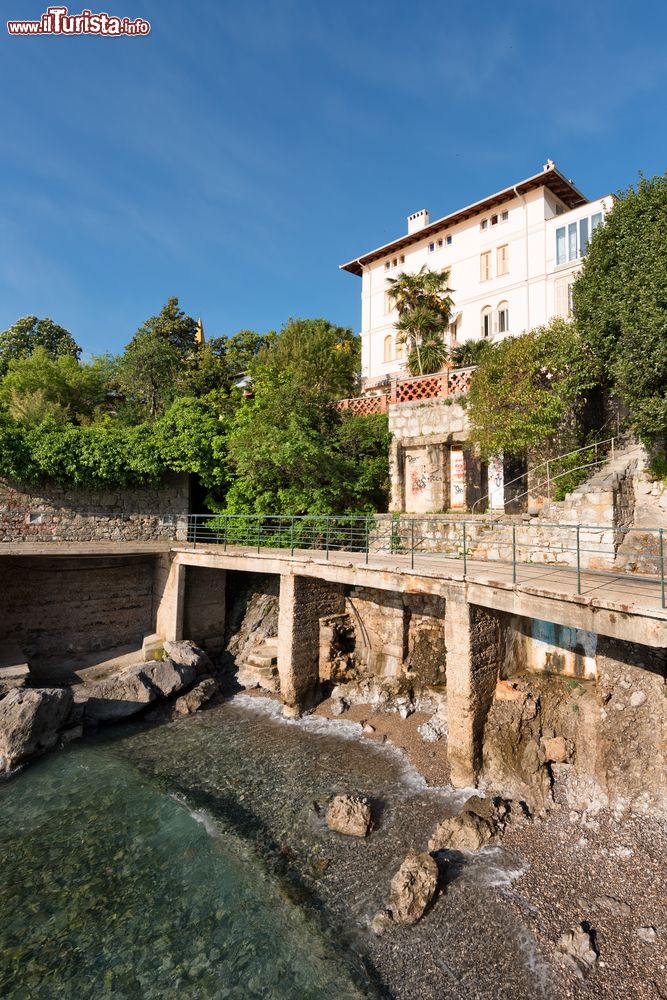 Immagine Un tratto della costa di Lovran con la passeggiata lungomare fotografate alla mattina, Croazia.