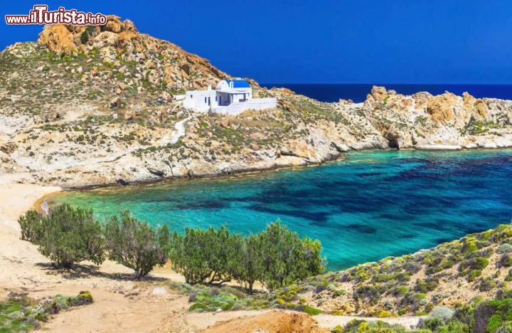 Immagine Tratto di spiaggia a Serifos, Grecia. Acque trasparenti e cristalline lambiscono la costa di Serifos, una delle isole meno conosciute delle Cicladi - © leoks / Shutterstock.com