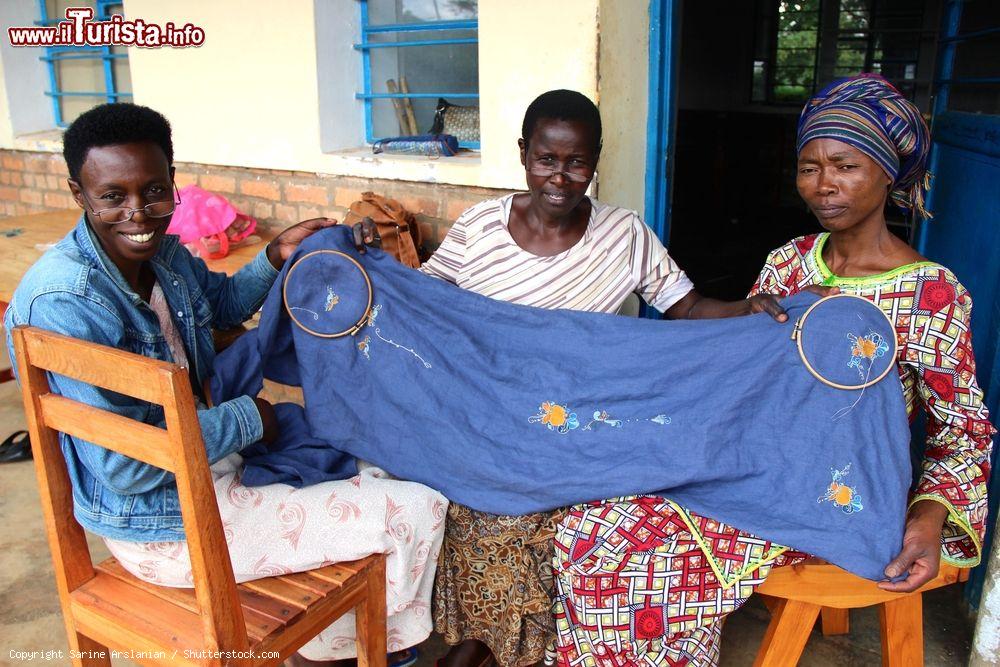 Immagine Tre donne ruandesi ricamano a mano una tovaglia a Kigali (Africa) - © Sarine Arslanian / Shutterstock.com