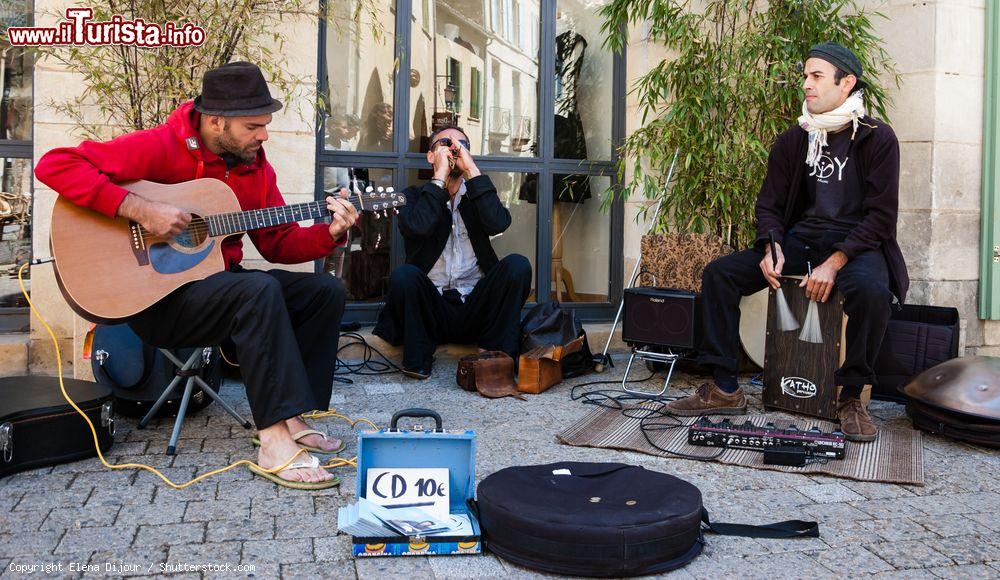 Immagine Tre musicisti di strada a Uzes, Francia. Sono centinaia gli artisti che ogni giorno si esibiscono nelle vie delle cittadine francesi - © Elena Dijour / Shutterstock.com