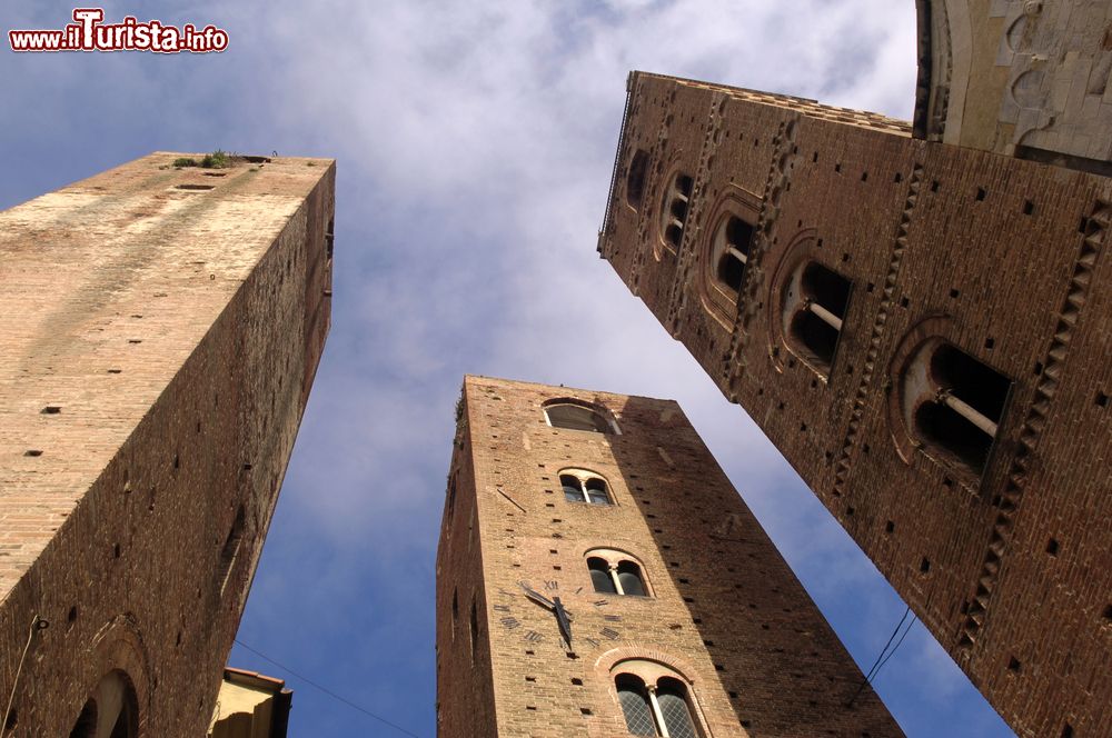 Immagine Tre torri del centro storico di Albenga, Liguria. Edificate per lo più nel corso del XIII° secolo a fianco di residenze nobiliari, le torri di Albenga assieme ai suoi campanili svettano sui tetti della città.