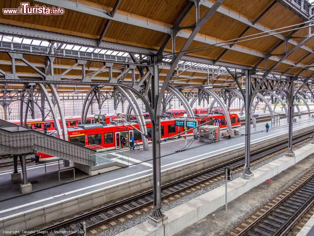 Immagine Treni e binari della stazione di Lubecca, Germania. Chiusa dai bracci della Trave e del Wakenitz, Lubecca è stata nel Medioevo il più importante centro commerciale del Baltico - © Takashi Images / Shutterstock.com