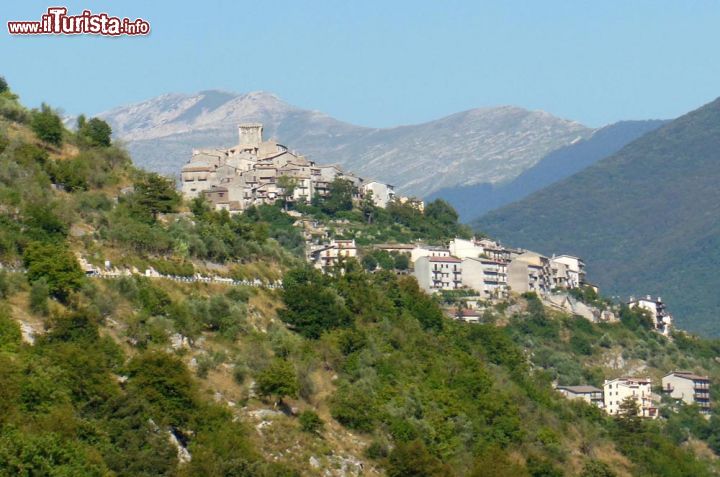 Immagine Trevi nel Lazio: il panorama del borgo a 800 metri di altitudine, nell'alta valle del fiume Aniene - © MM - CC BY-SA 3.0 - Wikimedia Commons.