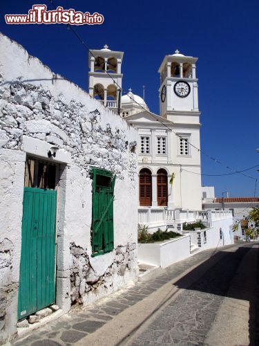 Immagine Tripiti, la chiesa: i centri abitati di Milos sono molto piccoli e il punto di riferimento principale è spesso la chiesa. Anche nel caso di Tripiti è proprio questo edificio a dominare la veduta d'insieme del paese.