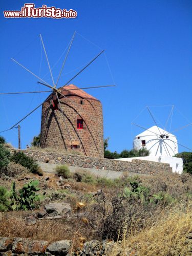 Immagine Gli antichi mulini che dominano il paesaggio di Tripiti, uno dei principali centri abitati di Milos, sono stati convertiti in lussuose strutture ricettive per i turisti, i quali vi possono pernottare durante le proprie vacanze.