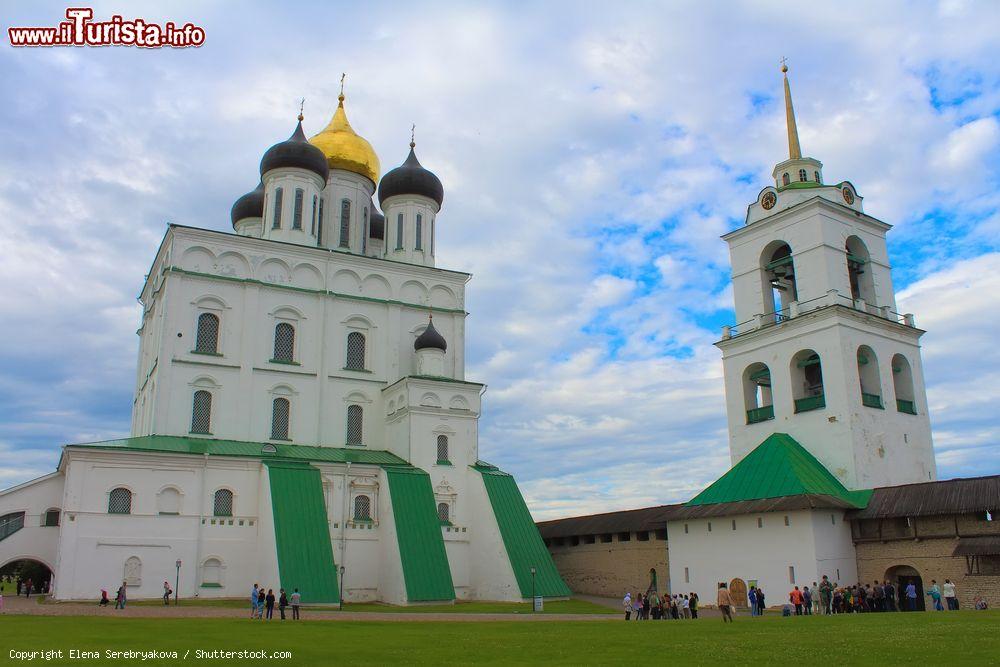 Immagine Troitsky sobor (la cattedrale della Trinità) con il campanile nella fortezza di Pskov, Russia - © Elena Serebryakova / Shutterstock.com