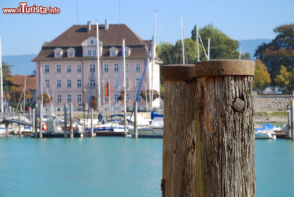 Immagine Tronchi al porto di Lindau sul lago di Costanza, Germania. Sullo sfondo, il vecchio edificio delle imposte.