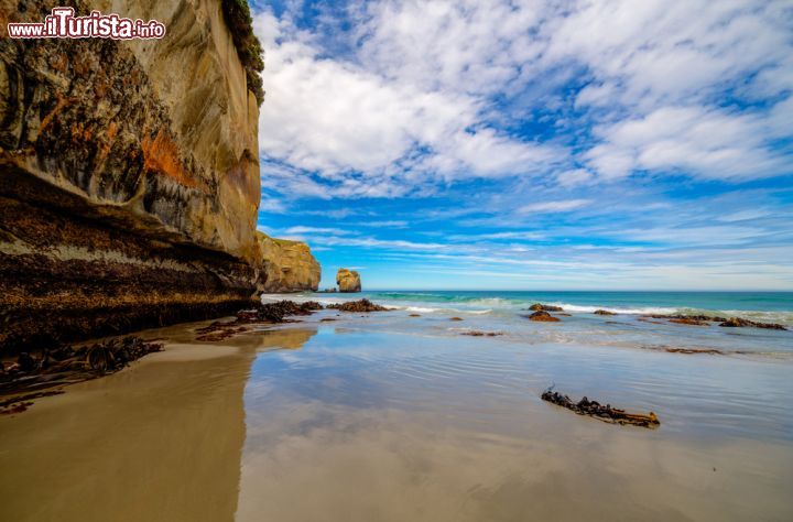 Immagine Riflessi sulla sabbia bagnata a Tunnel Beach nei pressi di Dunedin, Isola del Sud, Nuova Zelanda - © Evgeny Gorodetsky / Shutterstock.com