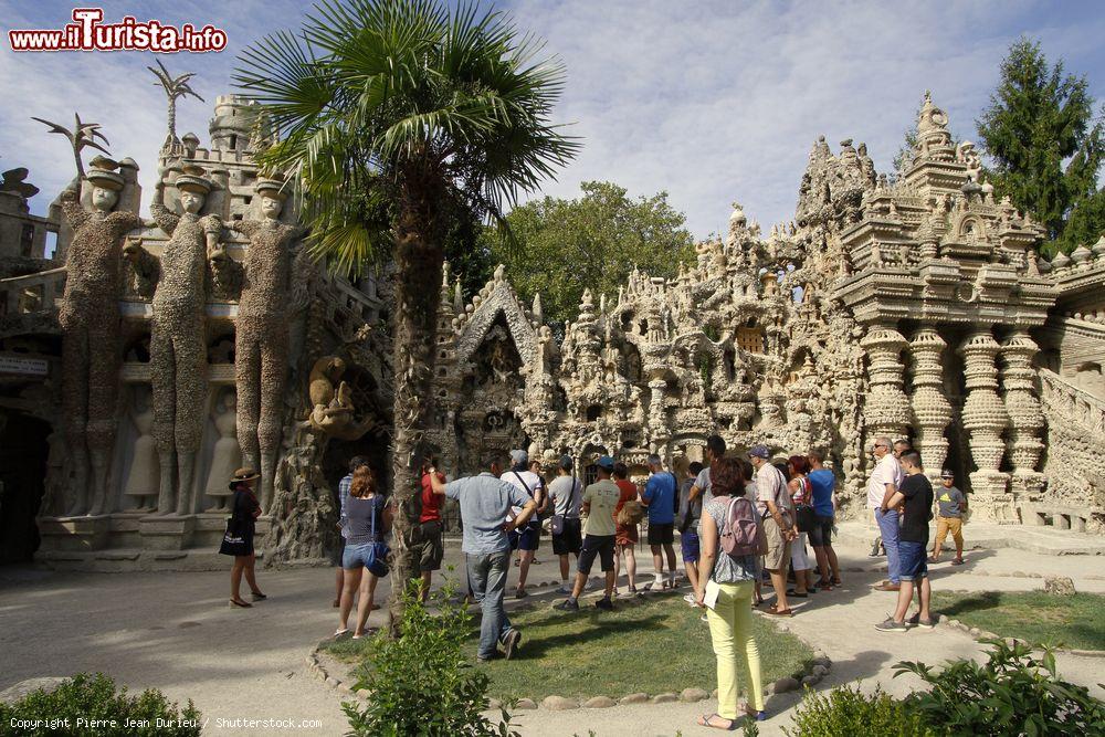 Immagine Turisti al cospetto della follia di Ferdinand Cheval  e il suo Palazzo Ideale ad Hauterives . - © Pierre Jean Durieu / Shutterstock.com