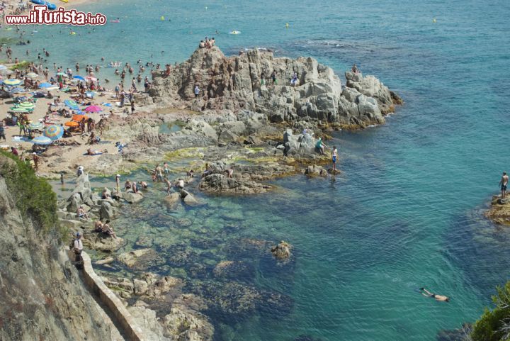 Immagine Turismo a Lloret de Mar, Spagna - E' una delle destinazioni turistiche più importanti della Costa Brava oltre che il posto preferito dai ragazzi di tutta Europa: i 7 km di spiaggia - che si chiamano Lloret, Fenais, Sa Boadella, Santa Cristina, Treumal e Canyelles - sono lambiti da acque cristalline a cui è stata anche conferita la famosa Bandiera Blu della Comunità Europea. Affollatissime e a ridosso di ristoranti, bar e locali, le spiagge sono il simbolo di questa città spagnola che non dorme mai  © danileon / Shutterstock.com