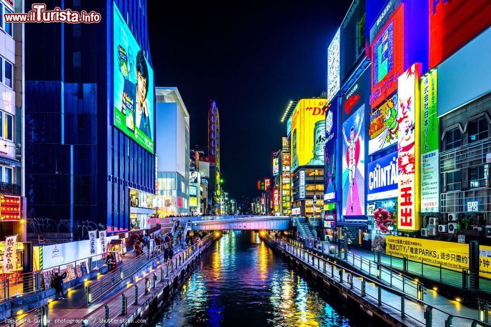 Immagine Turisti a passeggio di notte nell'area di Dotonbori, Osaka, Giappone - © Guitar photographer / Shutterstock.com