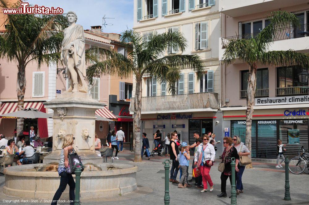 Immagine Turisti a passeggio in primavera nel centro di Sanary-sur-Mer, Francia - © Pack-Shot / Shutterstock.com