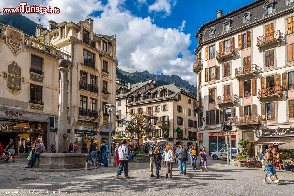 Immagine Turisti a passeggio nel centro storico di Chamonix, Francia. Il villaggio si trova vicino alle imponenti guglie delle Aiguilles Rouges e Aiguille du Midi - © milosk50 / Shutterstock.com