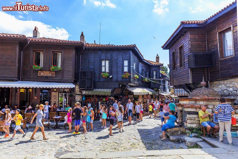 Immagine Turisti a passeggio nelle strade del centro di Nesebăr (Bulgaria) tra caffè, ristorantoi e negozi - © Ungvari Attila / Shutterstock.com