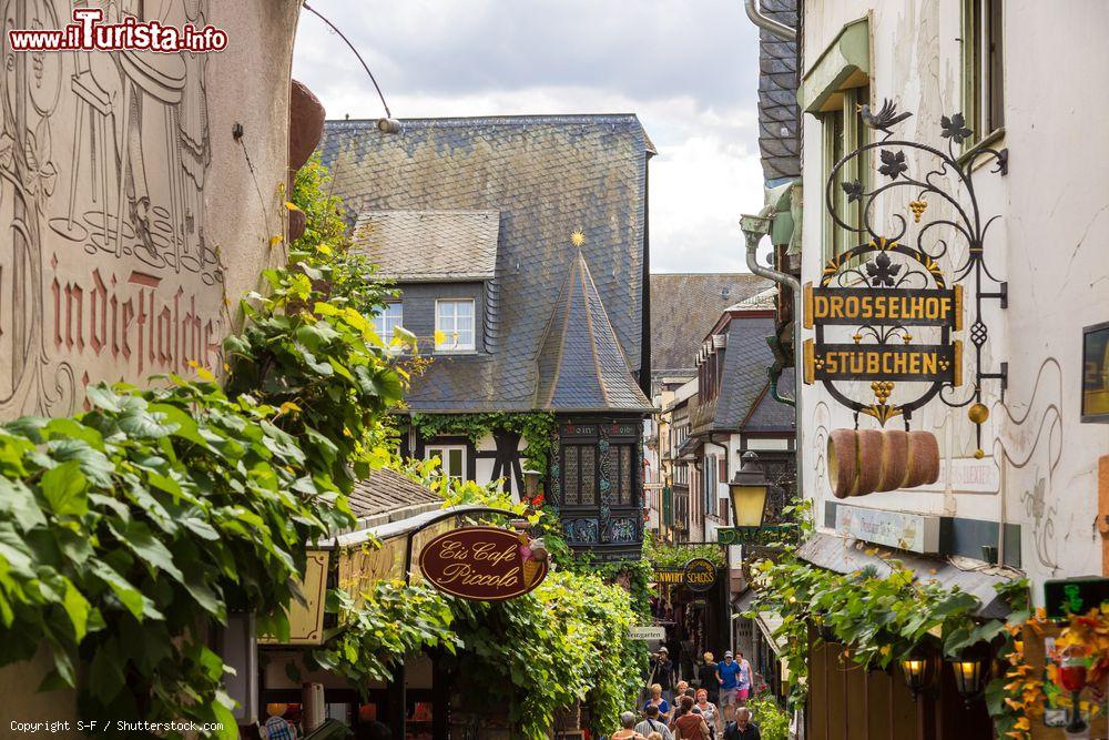 Immagine Turisti a passeggio per un vicolo di Rudesheim am Rhein, Germania - © S-F / Shutterstock.com