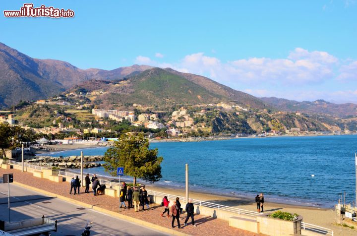 Immagine Turisti a passeggio sul lungomare di Arenzano, Liguria. Dotata ache di pista ciclabile, questa suggestiva passeggiata è stata inaugurata il 15 Aprile 2006.