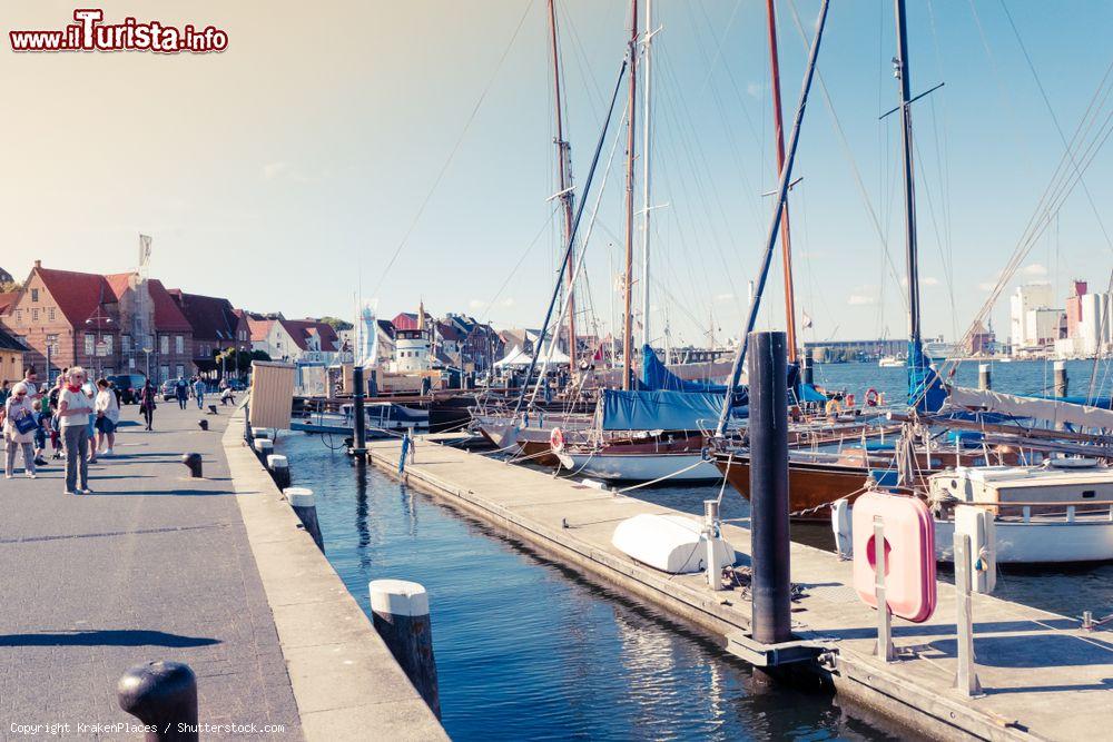 Immagine Turisti a passeggio sul porto di Flensburg, che in passato fu uno dei più importanti della Germania sul Mar Baltico - © KrakenPlaces / Shutterstock.com