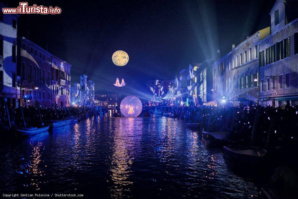 Immagine Turisti affollano i canali di Venezia (Veneto) alla performance Blame the Moon by night - © Gentian Polovina / Shutterstock.com