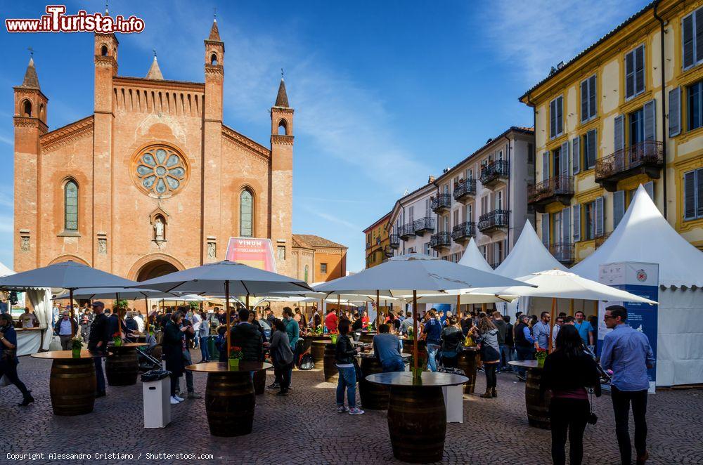 Immagine Turisti al food show Vinum ad Alba, nei pressi di Asti. Si tratta di uno dei tradizionali appuntamenti eno-gastronomici del Piemonte - © Alessandro Cristiano / Shutterstock.com