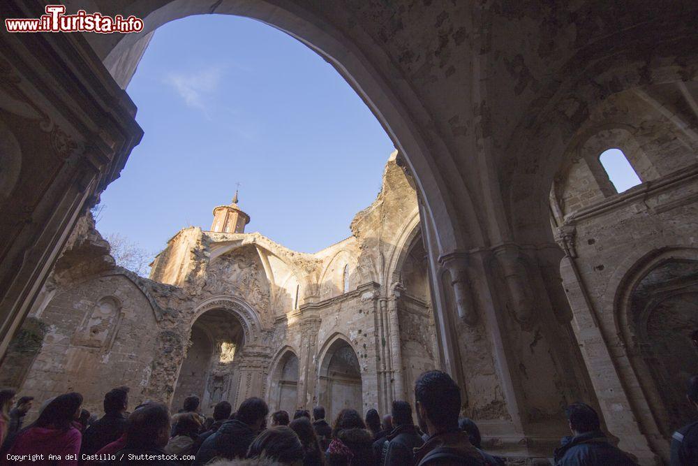 Immagine Turisti al Monasterio de Piedra a Nuevalos, Spagna. Fondato nel 1194 da 13 monaci cistercensi, questo luogo sacro era in origine dedicato a Santa Maria la Blanca. Dal 1983 è monumento nazionale - © Ana del Castillo / Shutterstock.com