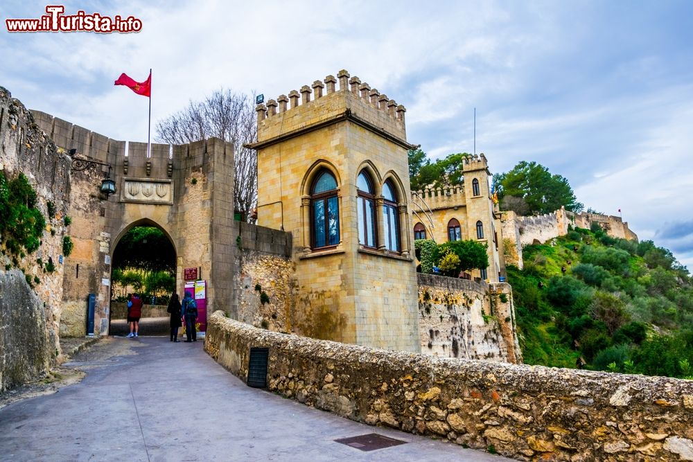 Immagine Turisti all'ingresso del castello di Xativa, Spagna. Per arrivare al cancello d'ingresso bisogna camminare lungo una ripida collina.