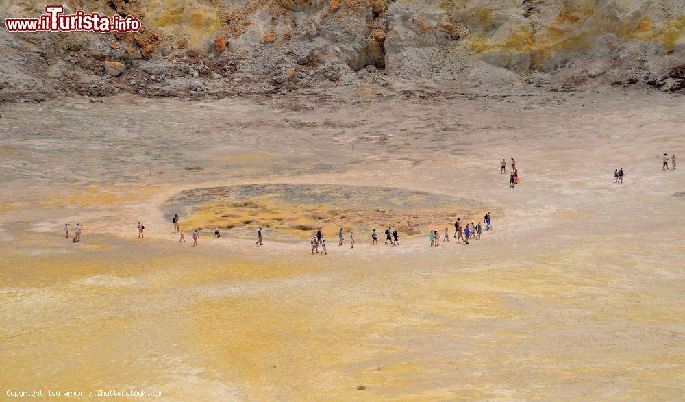 Immagine Turisti all'interno del cratere del vulcano Stephanos a Nisyros, Grecia. E' una delle principali attrazioni turistiche dell'isola - © lou armor / Shutterstock.com