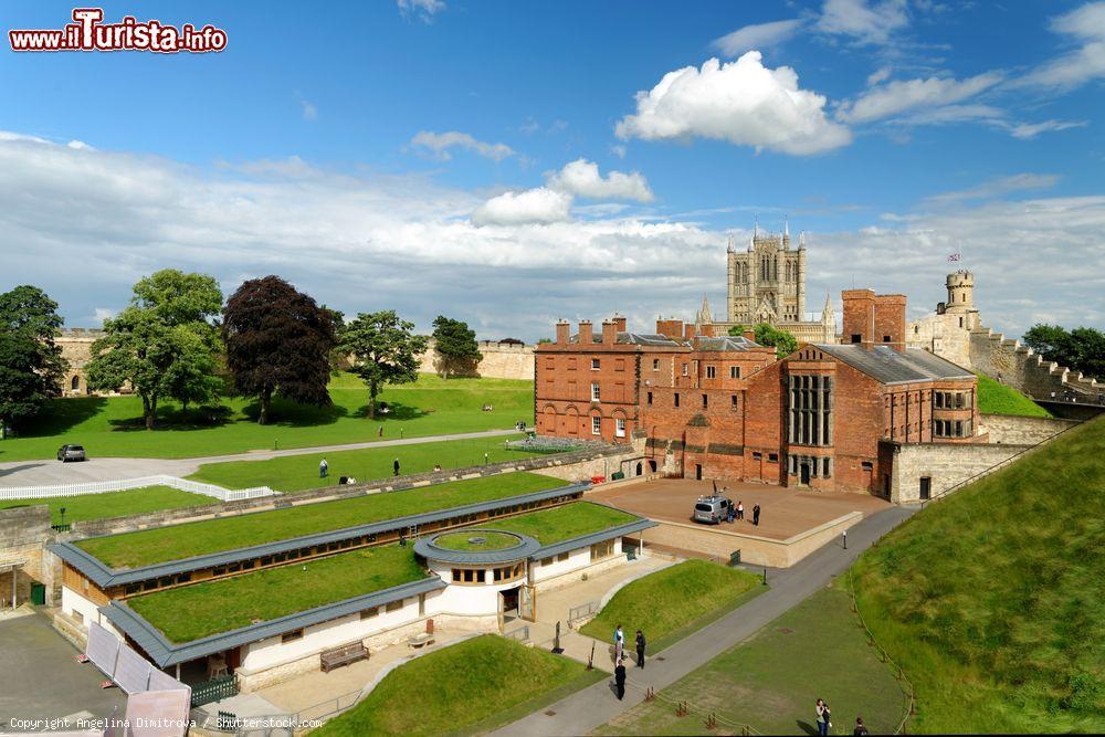 Immagine Turisti ammirano l'antica architettura del castello di Lincoln, Inghilterra. Questa suggestiva struttura storica è stata anche protagonista di film e programmi televisivi fra cui Downton Abbey - © Angelina Dimitrova / Shutterstock.com