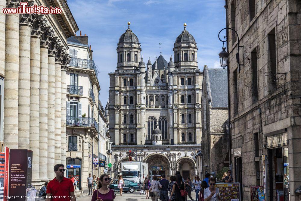 Immagine Turisti di fronte alla chesa di San Michele a Digione, Francia - © travelview / Shutterstock.com